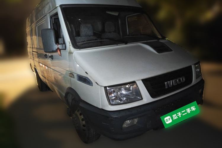 Used Iveco Daily 2021 2.8T V40 VAN厢式 Delivery Van 3-Seater Long Wheelbase Mid-Roof Design Dual Tires Side Sliding Door Front Right 45 Deg
