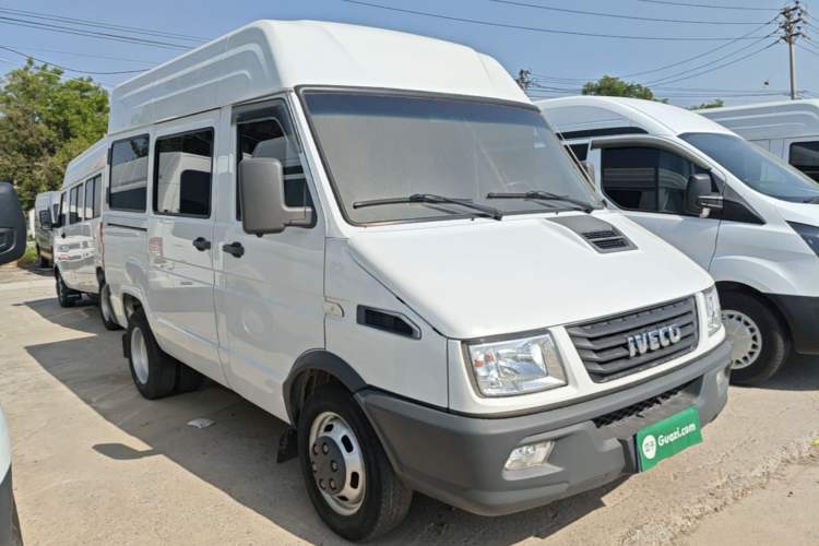 Used Iveco Daily 2021 2.5T A35 M1 Passenger Van 5-9 Seater Short Wheelbase Mid-Roof Design Dual Tires Side Sliding Door Front Right 45 Deg
