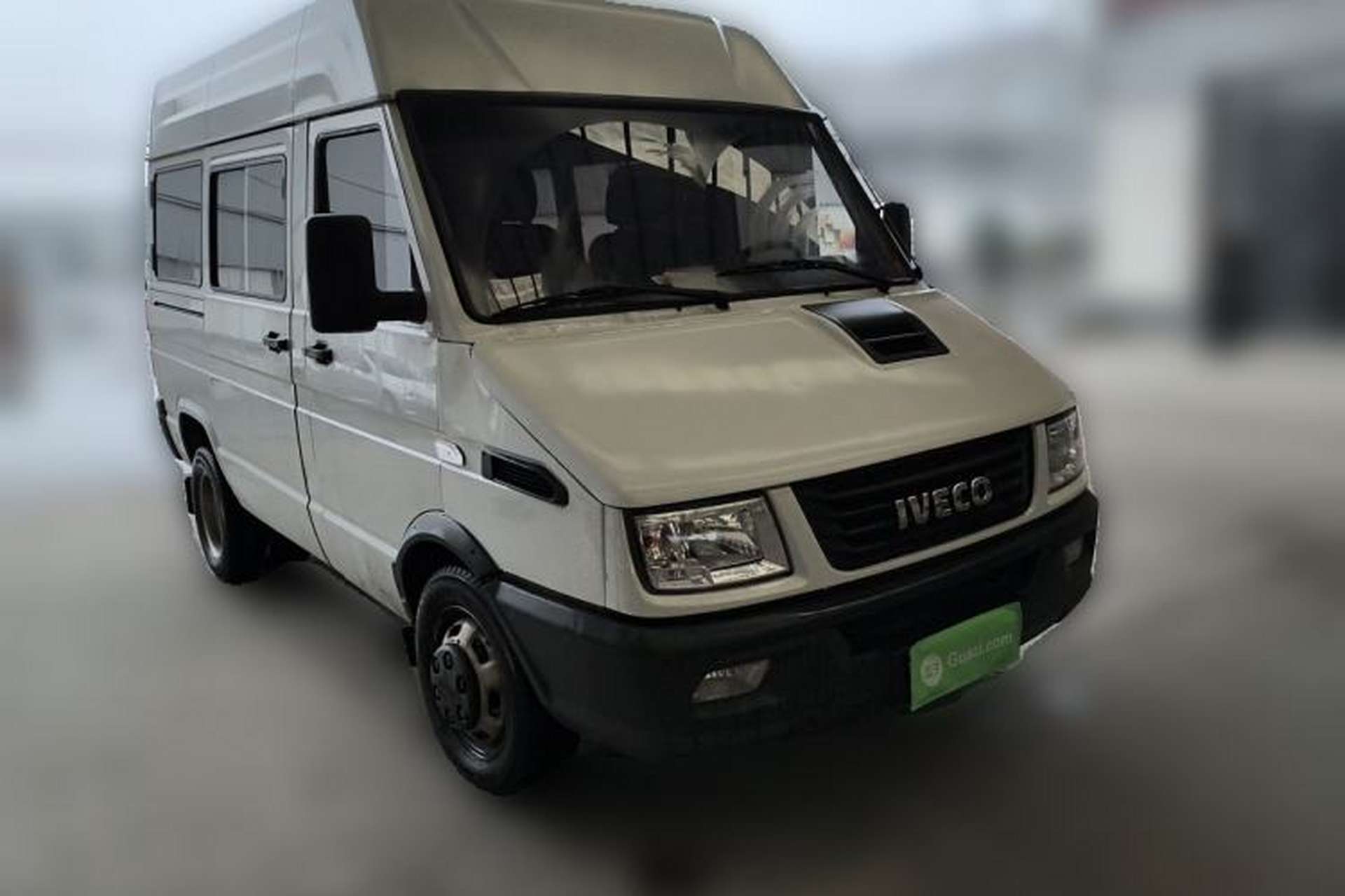 Used Iveco Daily 2021 2.5T A35 M1 Passenger Van 5-9 Seater Short Wheelbase Mid-Roof Design Dual Tires Side Sliding Door Front Right 45 Deg