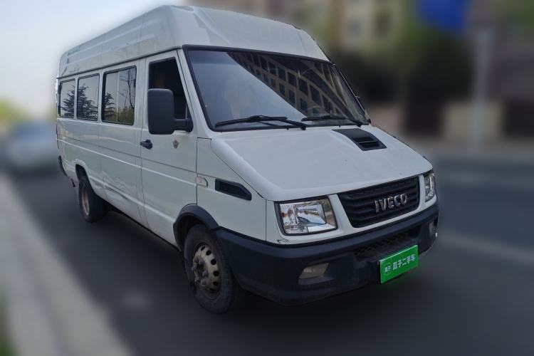Used Iveco Daily 2021 2.5T A40 M1 Passenger Van 5-9 Seats Long Wheelbase Mid-Roof Design Dual Tires Manual Doors Front Right 45 Deg