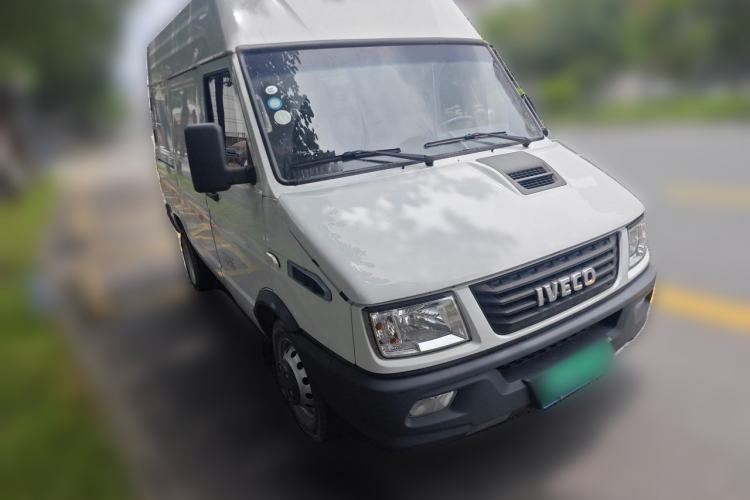 Used Iveco Daily 2021 2.8T V35 VAN厢式 Delivery Van 3-Seater Short Wheelbase Mid-Roof Design with Dual Tires and Side Sliding Doors Front Right 45 Deg