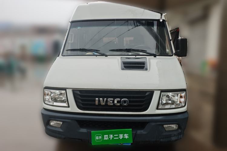 Used Iveco Daily 2021 2.5T A35 M1 Passenger Van 5-9 Seater Short Wheelbase Mid-Roof Design Single Tire Side-Sliding Door Front