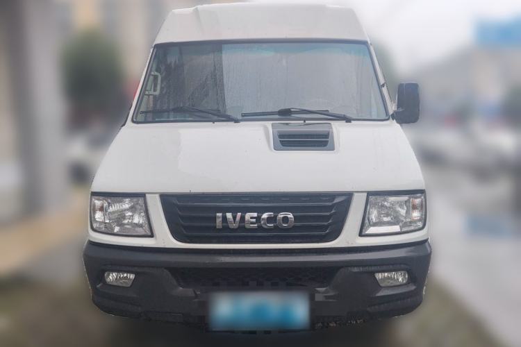 Used Iveco Daily 2021 2.5T A35 M1 Passenger Van 5-9 Seater Short Wheelbase Mid-Roof Design Dual Tires Manual Doors Front