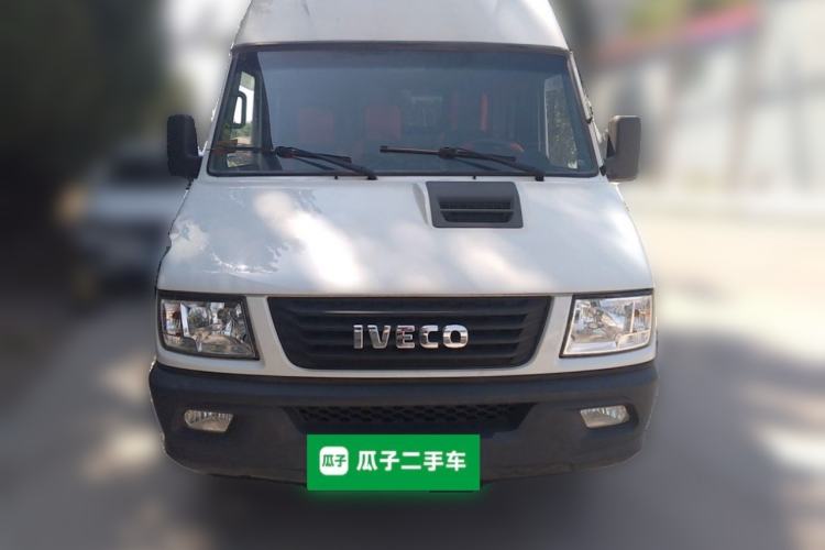 Used Iveco Daily 2021 2.8T V40 VAN厢式 Cargo Van 3-Seater Long Wheelbase Mid-Roof Design Dual Tires Manual Door Front