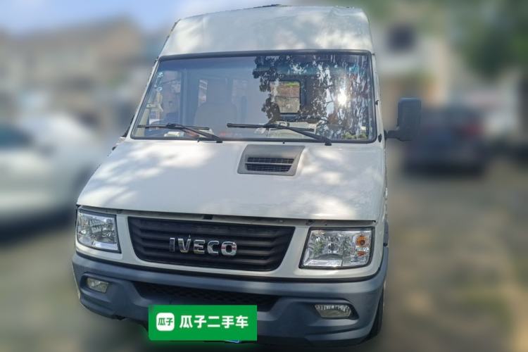 Used Iveco Daily 2021 2.5T A35 M1 Passenger Van 5-9 Seater Short Wheelbase Mid-Roof Design Single Tire Side-Sliding Door Front