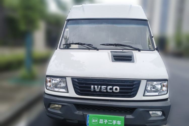 Used Iveco Daily 2021 2.5T A35 M1 Passenger Van 5-9 Seater Short Wheelbase Mid-Roof Design Dual Tires Manual Doors Front