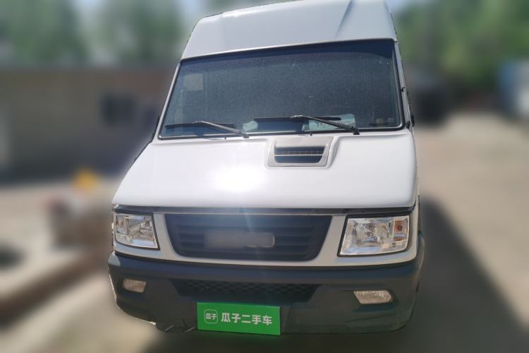 Used Iveco Daily 2021 2.8T V40 VAN厢式 Cargo Van 3-Seater Long Wheelbase Mid-Roof Design Dual Tires Manual Door Front