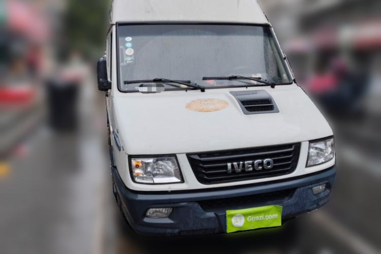 Used Iveco Daily 2021 2.8T V35 VAN厢式 Delivery Van 3-Seater Short Wheelbase Mid-Roof Design with Dual Tires and Side Sliding Doors Front