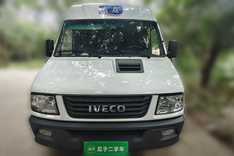 Used Iveco Daily 2021 2.8T V35 VAN厢式 van 3-seater short wheelbase mid-roof design with dual tires and manual doors Front