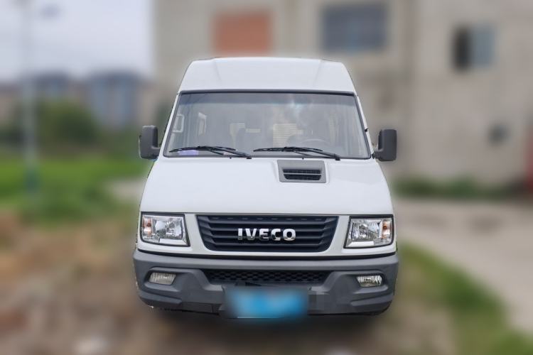 Used Iveco Daily 2021 2.5T A35 M1 Passenger Van 5-9 Seater Short Wheelbase Mid-Roof Design Single Tire Side-Sliding Door Front