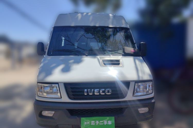 Used Iveco Daily 2021 2.5T M1 Dedicated Platform Vehicle 5-9 Seater Long Wheelbase Mid-Roof Design with Dual Tires and Side Sliding Doors Front
