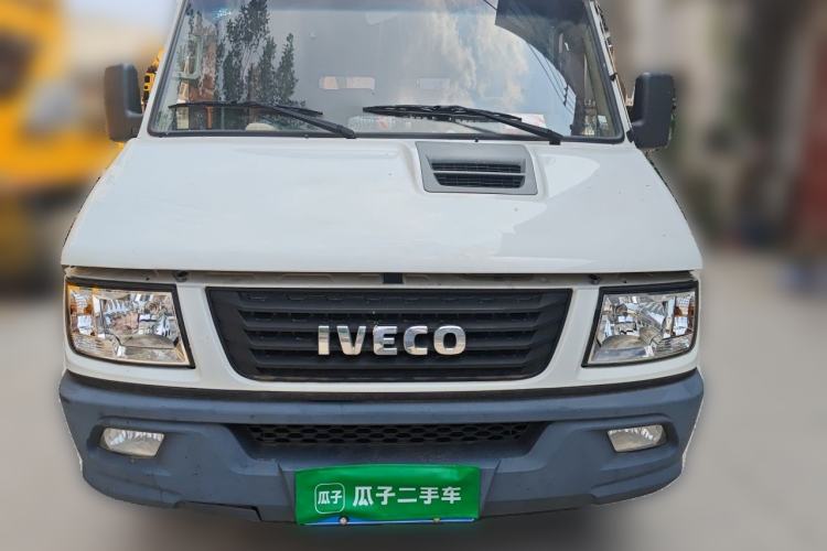 Used Iveco Daily 2021 2.5T A35 M1 Passenger Van 5-9 Seater Short Wheelbase Mid-Roof Design Single Tire Side-Sliding Door Front