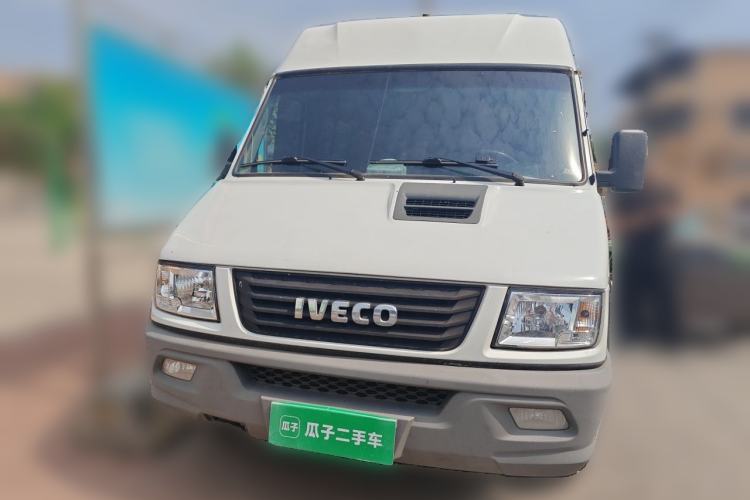 Used Iveco Daily 2021 2.5T A35 M1 Passenger Van 5-9 Seater Short Wheelbase Mid-Roof Design Single Tire Manual Doors Front
