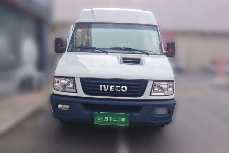 Used Iveco Daily 2021 2.5T A35 M1 Passenger Van 5-9 Seater Short Wheelbase Mid-Roof Design Dual Tires Side Sliding Door Front