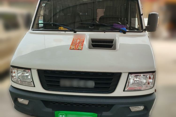 Used Iveco Daily 2021 2.5T A35 M1 Passenger Van 5-9 Seater Short Wheelbase Mid-Roof Design Dual Tires Manual Doors Front