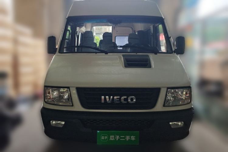 Used Iveco Daily 2021 2.5T A35 M1 Passenger Van 5-9 Seater Short Wheelbase Mid-Roof Design Dual Tires Side Sliding Door Front