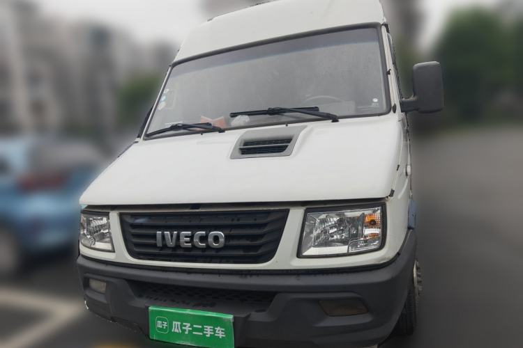 Used Iveco Daily 2021 2.5T A35 M1 Passenger Van 5-9 Seater Short Wheelbase Mid-Roof Design Dual Tires Manual Doors Front