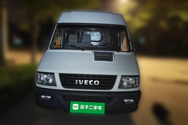 Used Iveco Daily 2021 2.8T V40 VAN厢式 Delivery Van 3-Seater Long Wheelbase Mid-Roof Design Dual Tires Side Sliding Door Front