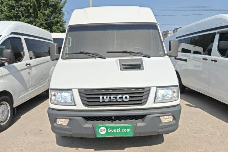Used Iveco Daily 2021 2.5T A35 M1 Passenger Van 5-9 Seater Short Wheelbase Mid-Roof Design Dual Tires Side Sliding Door Front