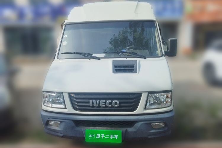 Used Iveco Daily 2021 2.8T V35 VAN厢式 van 3-seater short wheelbase mid-roof design with dual tires and manual doors Front