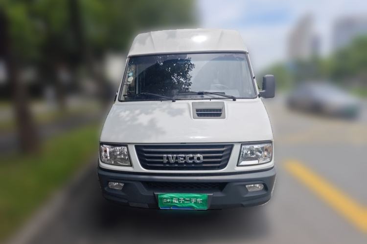 Used Iveco Daily 2021 2.8T V35 VAN厢式 Delivery Van 3-Seater Short Wheelbase Mid-Roof Design with Dual Tires and Side Sliding Doors Front
