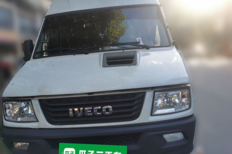 Used Iveco Daily 2021 2.5T A35 M1 Passenger Van 5-9 Seater Short Wheelbase Mid-Roof Design Single Tire Manual Doors Front