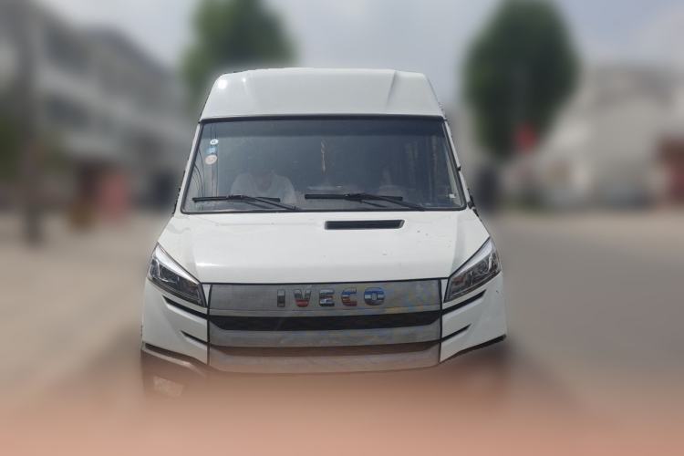 Used Iveco Daily 2021 2.5T A35 M1 Passenger Van 5-9 Seater Short Wheelbase Mid-Roof Design Dual Tires Manual Doors Front