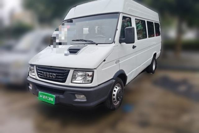 Used Iveco Daily 2021 2.5T A40 M1 Passenger Van 5-9 Seats Long Wheelbase Mid-Roof Design Dual Tires Manual Doors