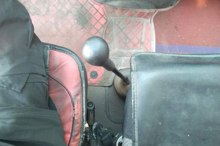 Used Iveco Daily 2021 2.8T V40 VAN厢式 Cargo Van 3-Seater Long Wheelbase Mid-Roof Design Dual Tires Manual Door Gear Lever