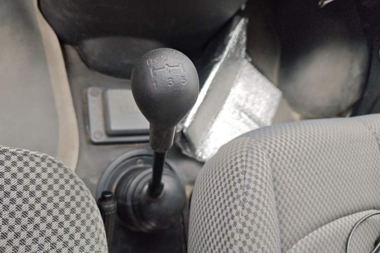 Used Iveco Daily 2021 2.5T A35 M1 Passenger Van 5-9 Seater Short Wheelbase Mid-Roof Design Single Tire Side-Sliding Door Gear Lever