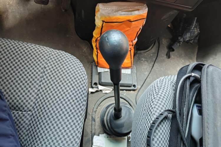 Used Iveco Daily 2021 2.5T A35 M1 Passenger Van 5-9 Seater Short Wheelbase Mid-Roof Design Single Tire Side-Sliding Door Gear Lever
