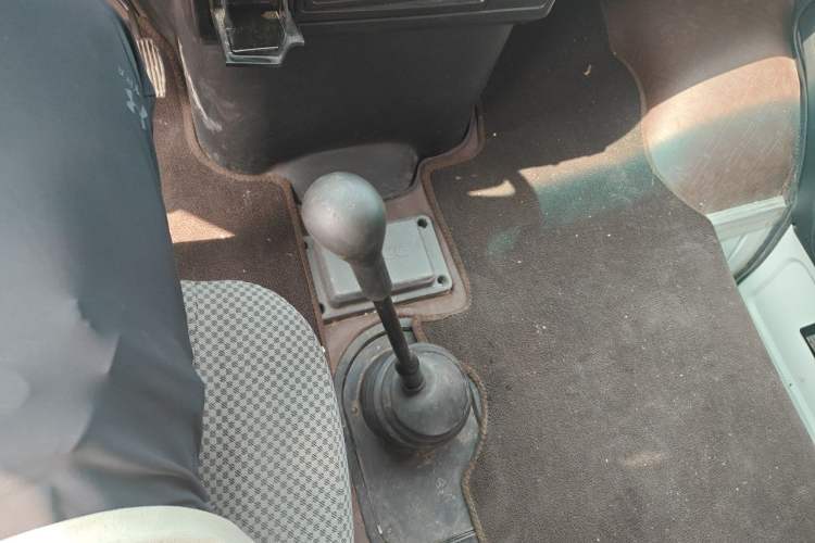 Used Iveco Daily 2021 2.5T A35 M1 Passenger Van 5-9 Seater Short Wheelbase Mid-Roof Design Single Tire Manual Doors Gear Lever