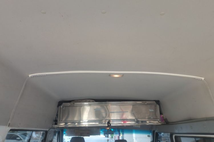 Used Iveco Daily 2021 2.5T A35 M1 Passenger Van 5-9 Seater Short Wheelbase Mid-Roof Design Single Tire Side-Sliding Door Headliner