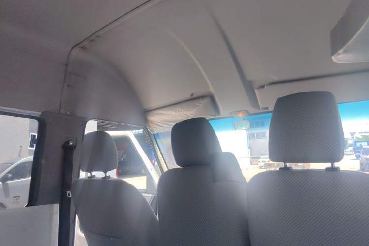 Used Iveco Daily 2021 2.5T A35 M1 Passenger Van 5-9 Seater Short Wheelbase Mid-Roof Design Dual Tires Side Sliding Door Headliner