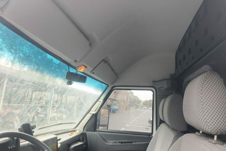 Used Iveco Daily 2021 2.5T V40 2-3 Seater Long Wheelbase Mid-Roof Design with Dual Side Sliding Doors Headliner