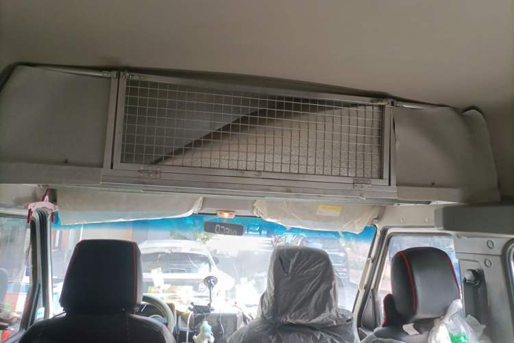 Used Iveco Daily 2021 2.5T A35 M1 Passenger Van 5-9 Seater Short Wheelbase Mid-Roof Design Dual Tires Side Sliding Door Headliner