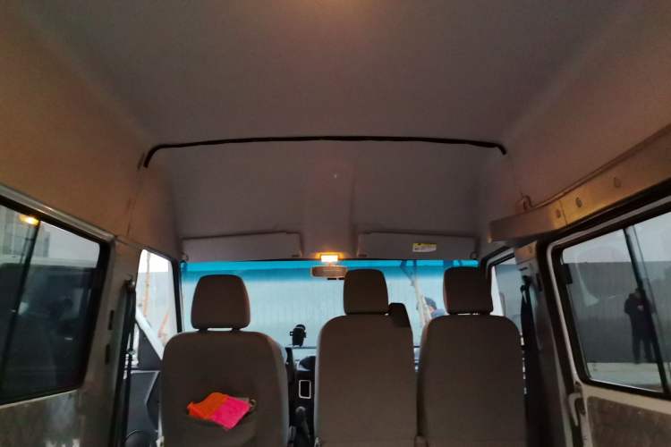 Used Iveco Daily 2021 2.5T A35 M1 Passenger Van 5-9 Seater Short Wheelbase Mid-Roof Design Dual Tires Side Sliding Door Headliner