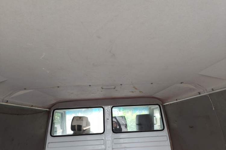 Used Iveco Daily 2021 2.8T V35 VAN厢式 van 3-seater short wheelbase low roof with dual tires and manual doors Headliner