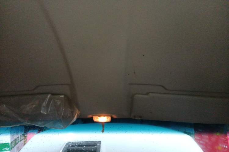 Used Iveco Daily 2021 2.5T A35 M1 Passenger Van 5-9 Seater Short Wheelbase Mid-Roof Design Dual Tires Side Sliding Door Headliner