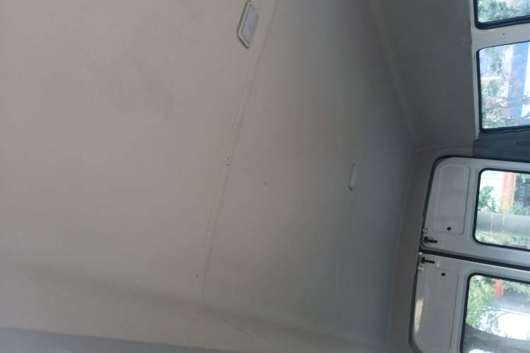 Used Iveco Daily 2021 2.5T A40 M1 Passenger Van 5-9 Seats Long Wheelbase Mid-Roof Design Dual Tires Manual Doors Headliner
