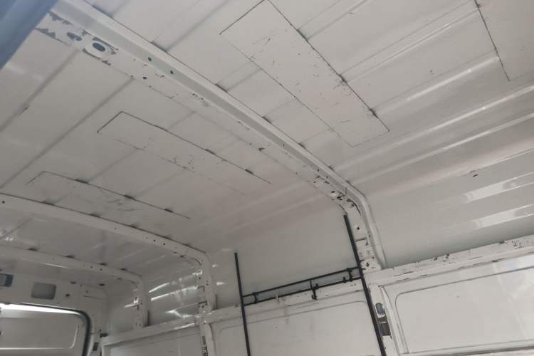Used Iveco Daily 2021 2.8T V40 VAN厢式 Cargo Van 3-Seater Long Wheelbase Mid-Roof Design Dual Tires Manual Door Headliner