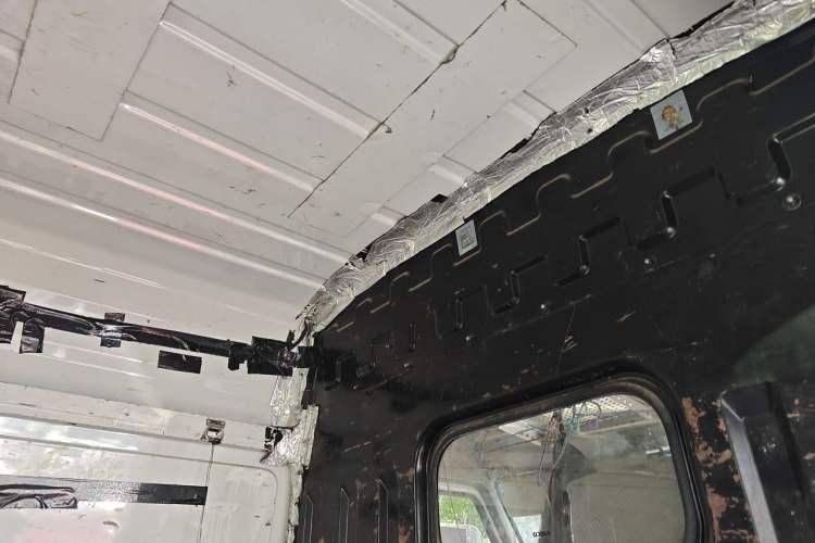 Used Iveco Daily 2021 2.5T V40 2-3 Seater Long Wheelbase Mid-Roof Dual Tires Manual Doors Headliner