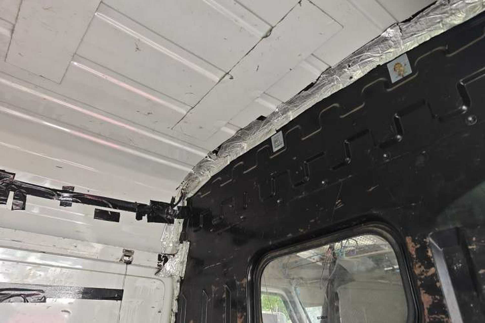 Used Iveco Daily 2021 2.5T V40 2-3 Seater Long Wheelbase Mid-Roof Dual Tires Manual Doors Headliner