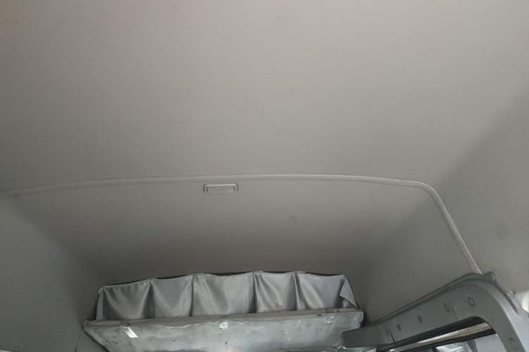 Used Iveco Daily 2021 2.5T A35 M1 Passenger Van 5-9 Seater Short Wheelbase Mid-Roof Design Dual Tires Manual Doors Headliner