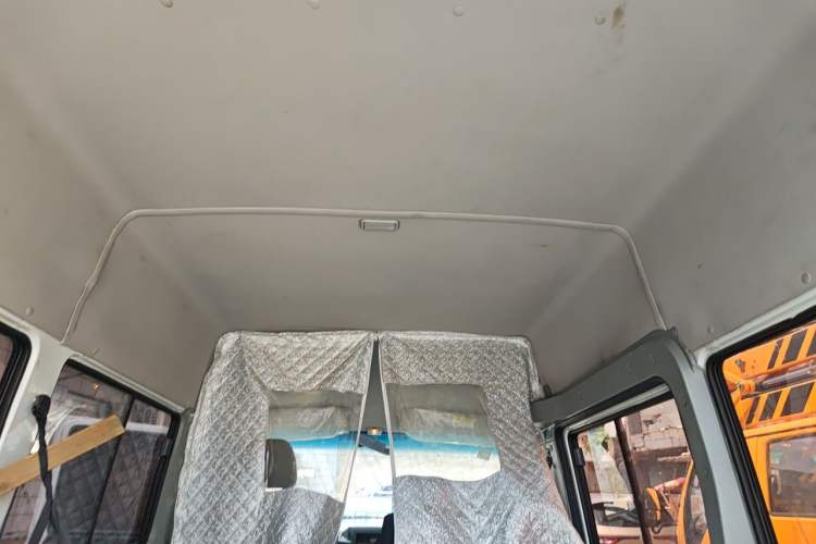 Used Iveco Daily 2021 2.5T A35 M1 Passenger Van 5-9 Seater Short Wheelbase Mid-Roof Design Single Tire Side-Sliding Door Headliner