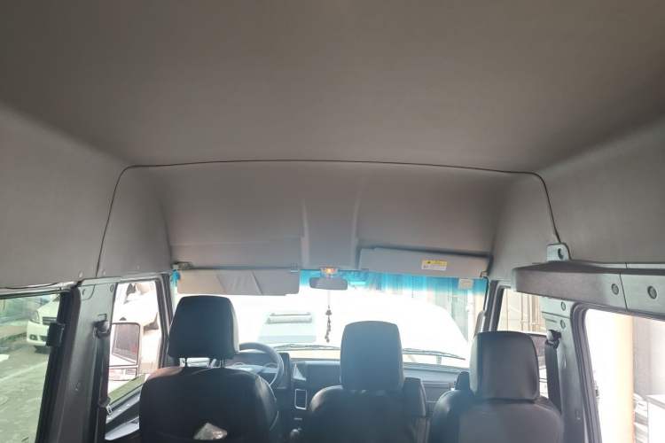 Used Iveco Daily 2021 2.5T A35 M1 Passenger Van 5-9 Seater Short Wheelbase Mid-Roof Design Dual Tires Side Sliding Door Headliner