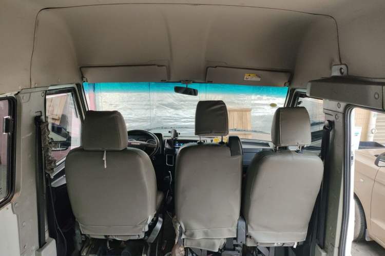 Used Iveco Daily 2021 2.5T A35 M1 Passenger Van 5-9 Seater Short Wheelbase Mid-Roof Design Dual Tires Manual Doors Headliner