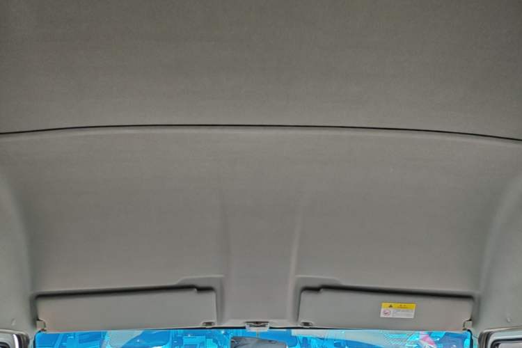 Used Iveco Daily 2021 2.5T A35 M1 Passenger Van 5-9 Seater Short Wheelbase Mid-Roof Design Dual Tires Side Sliding Door Headliner
