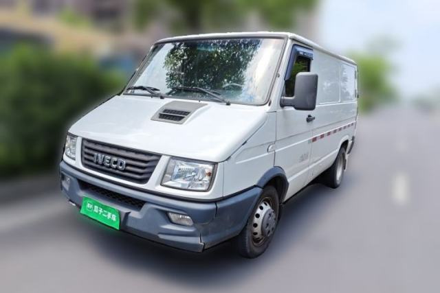 Ojetý Iveco Daily 2021 2.8T V35 VAN厢式 van 3-seater short wheelbase low roof with dual tires and manual doors