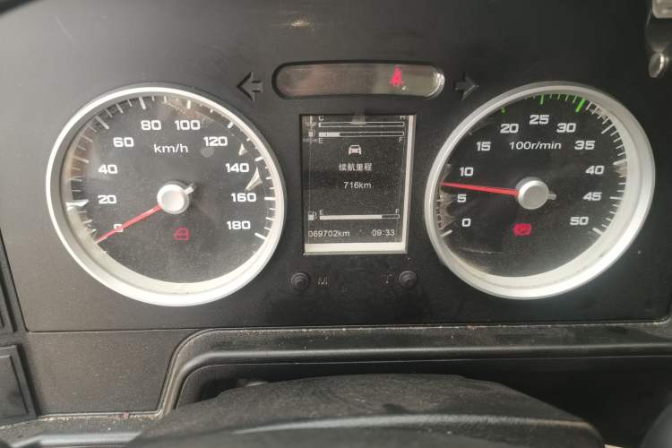 Used Iveco Daily 2021 2.5T A35 M1 Passenger Van 5-9 Seater Short Wheelbase Mid-Roof Design Single Tire Side-Sliding Door Instrument Cluster